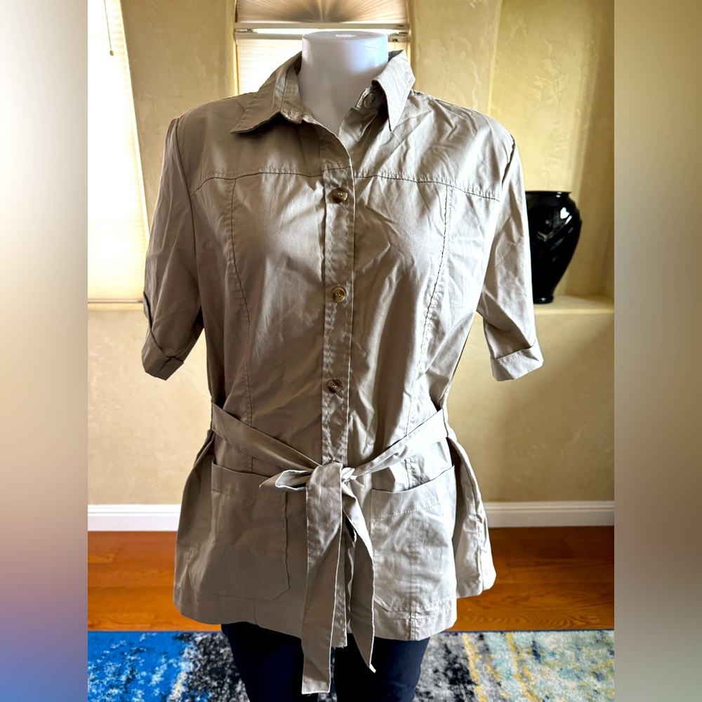 Cintas beige button down pockets tie knot back women's short sleeve top M
